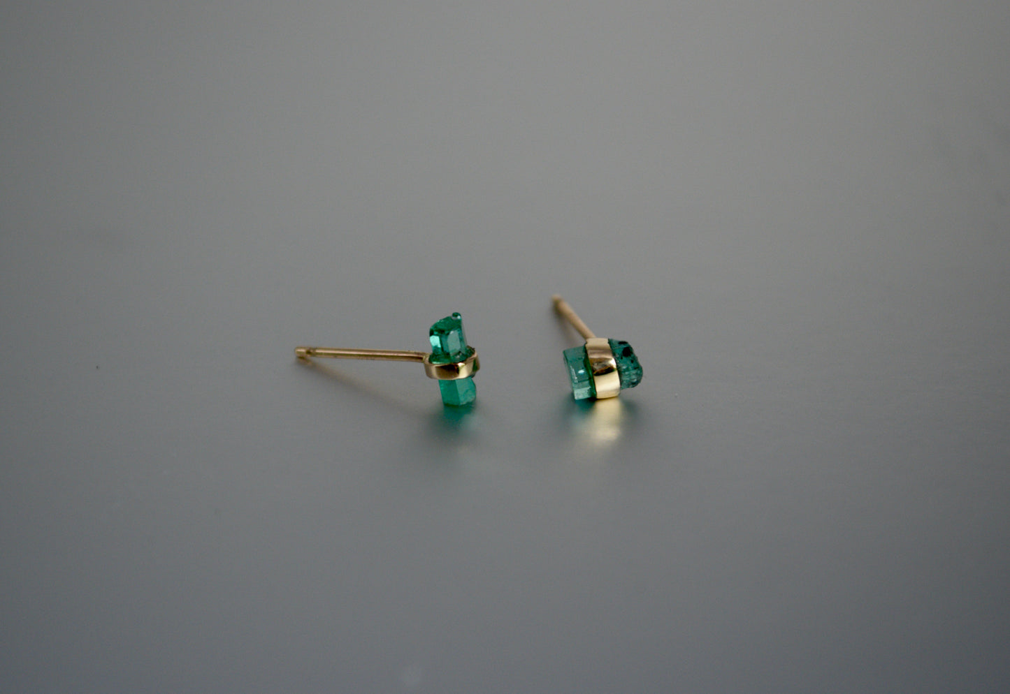 Gold Wrap Barrel Stud - Green Beryl