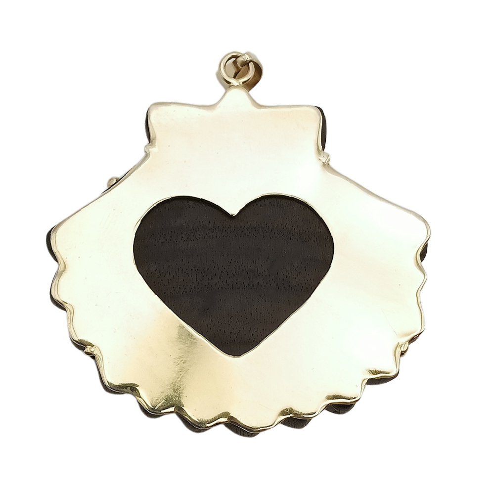 Carved Chestnut Scalloped Shell With Diamonds And Gold